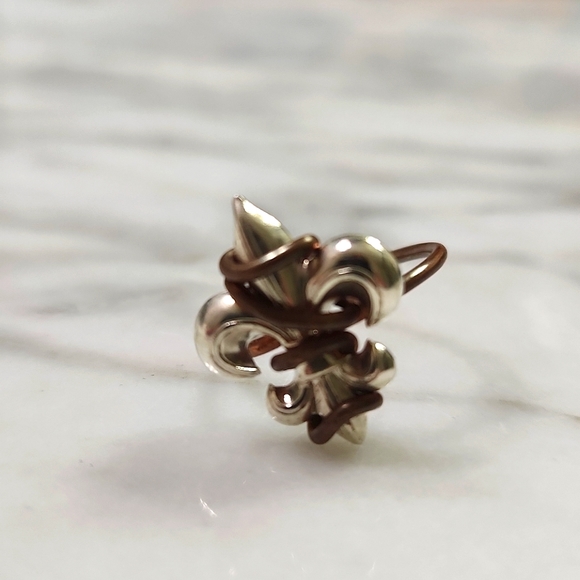 Pretty mixed metal fleur-de-lis ring in new, great condition! - Picture 2 of 4